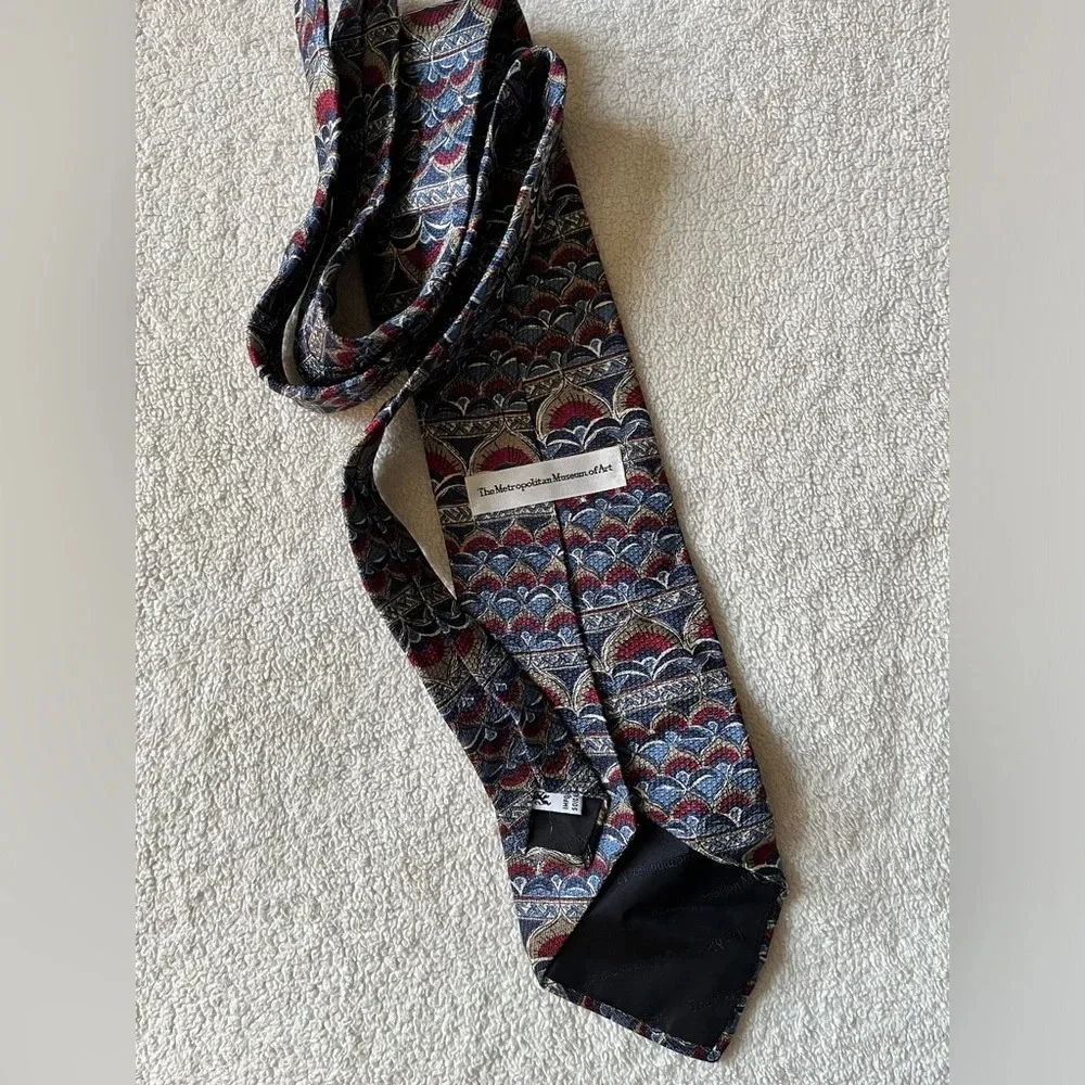 MoMA (Metropolitan Museum of Art) silk tie